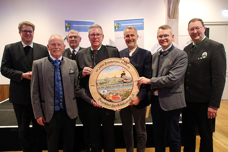 Ehrengäste und Gauschützenmeister mit der vom Landesschützenmeister geschenkten Schützenscheibe