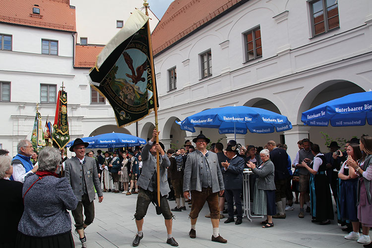 Feierlicher Einzug der Fahnen im Wittelsbacher Schloss.