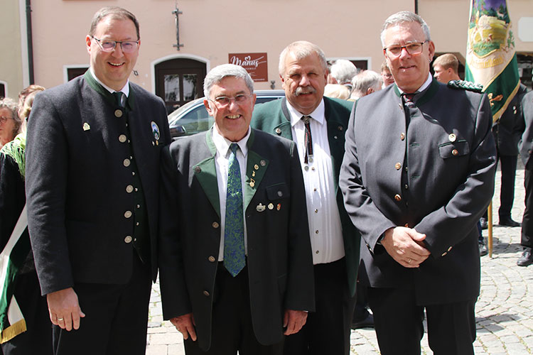 Vor der Kirche