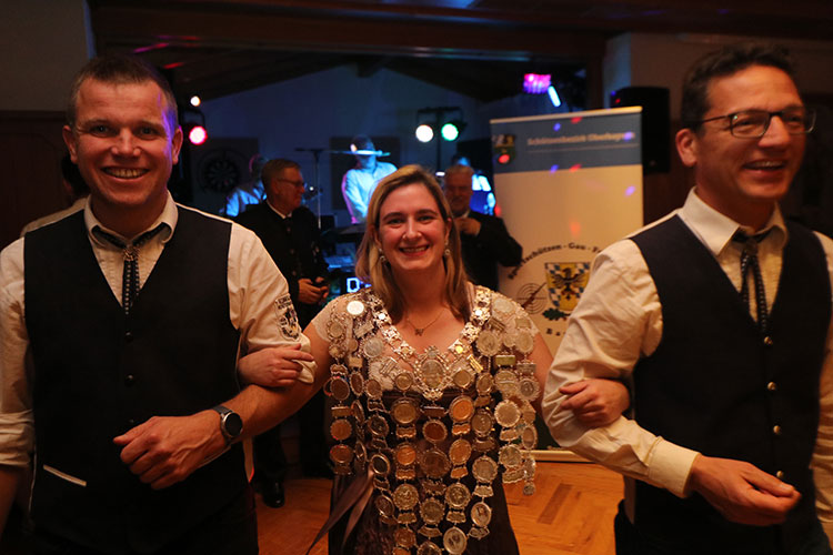 LG_Gauschützenkönigin Caroline Janik mit Eskorte von Markus und Hans-Jürgen Späth.