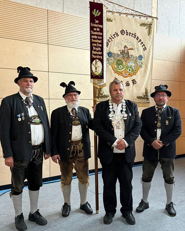 Bezirksschützenkönig Josef Reitner vor der Fahne des Schützenbezirks Oberbayern.