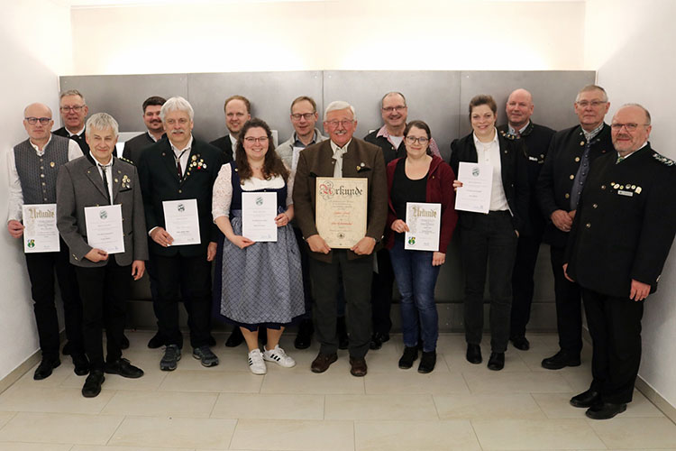 Unser Bild zeigt die geehrten Schützen des Sportschützengaus Friedberg sowie die Amtsträger, insgesamt 15 Personen teilweise mit Urkunden.