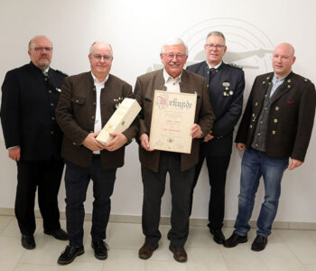 Unser Bild zeigt die drei Gauschützenmeister sowie die beiden scheidenden Gaumitglieder. Franz Eppeneder hält eine Holzkiste mit Wein und Günter Friedl eine Urkunde zur Ernennung als Ehrenmitglied.