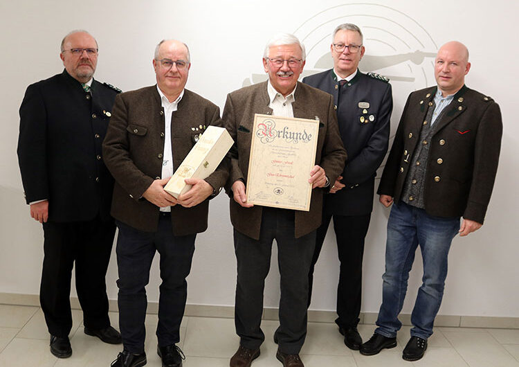 Unser Bild zeigt die drei Gauschützenmeister sowie die beiden scheidenden Gaumitglieder. Franz Eppeneder hält eine Holzkiste mit Wein und Günter Friedl eine Urkunde zur Ernennung als Ehrenmitglied.